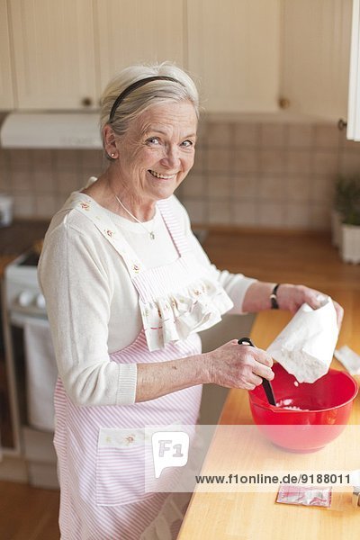 Senior Senioren kochen Frau