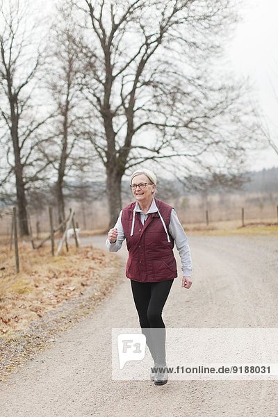 Senior Senioren Frau joggen