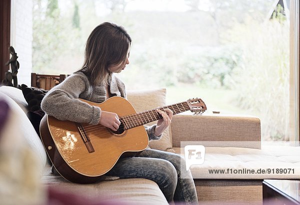 Jugendlicher Gitarre Mädchen spielen