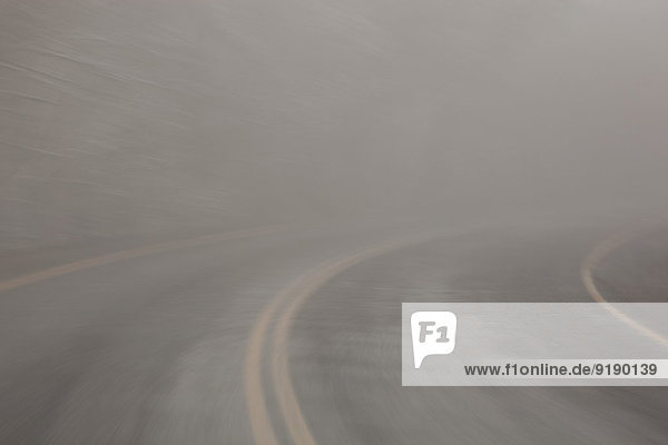 Leere Straße mit Nebel bedeckt