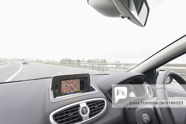 Fahrzeuginnenraum mit GPS auf dem Armaturenbrett