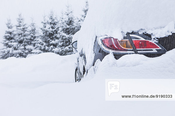 Auto mit Schnee bedeckt