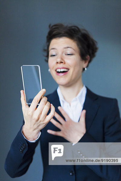 Glückliche Geschäftsfrau Holding Blank Futuristic Transparent Mobile