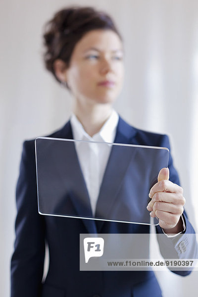 Zuverlässige Geschäftsfrau mit modernem  leeren elektronischen Digital-Tablett