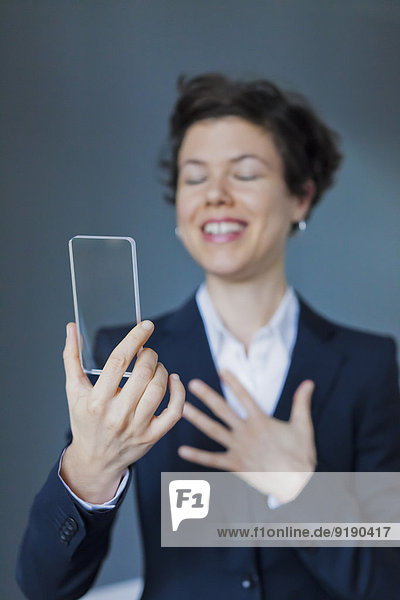 Zufriedene Geschäftsfrau Holding Blank Futuristisch Transparentes Smartphone