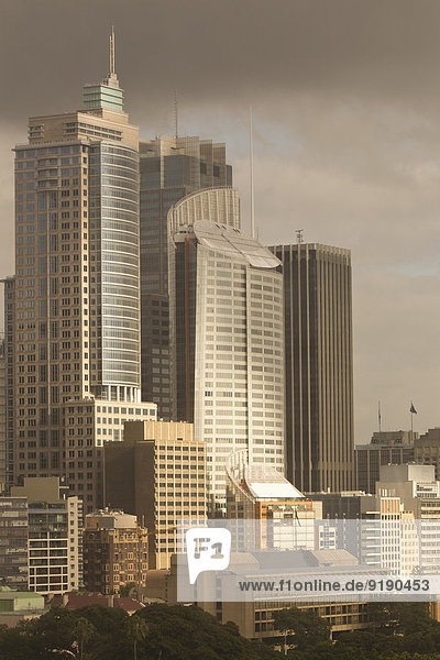 Blick auf hohe Bürogebäude bei bewölktem Himmel  Sydney  Australien