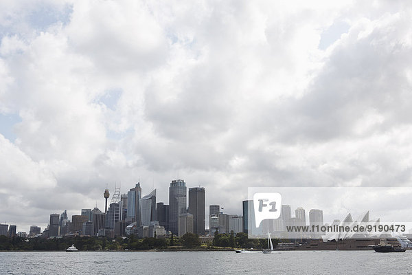 Sydney Opernhaus und Skyline vor bewölktem Himmel  Australien