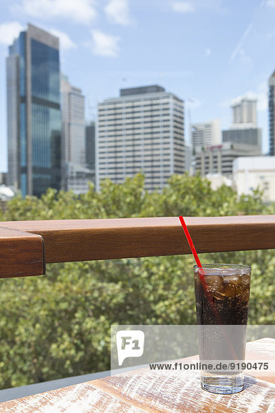 Glas Cola auf Tisch gegen das Stadtbild