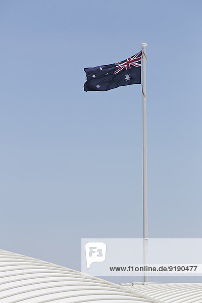 Tiefblick auf die australische Flagge gegen den klaren blauen Himmel
