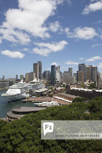Blick auf Sydney Hafen und Skyline vor bewölktem Himmel  Australien