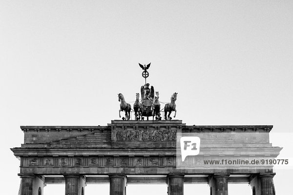 Hoher Abschnitt des Brandenburger Tores gegen den Himmel  Berlin  Deutschland