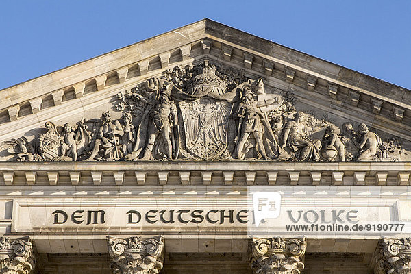 Hoher Teil des Parlamentsgebäudes gegen klaren Himmel  Berlin  Deutschland