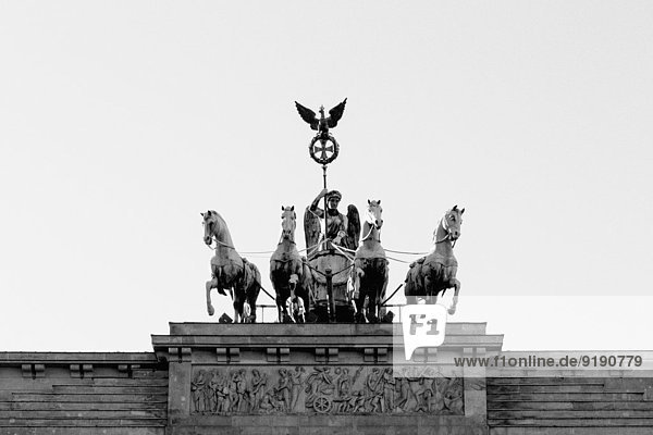 Hoher Abschnitt des Brandenburger Tores gegen den Himmel,  Berlin,  Deutschland