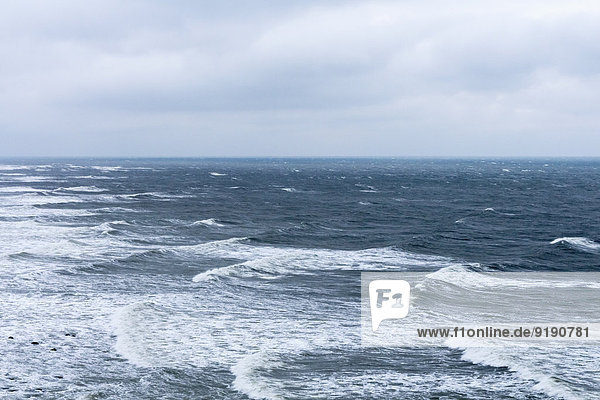 Wellen an der Ostsee gegen bewölkten Himmel  Kap Arkona  Deutschland