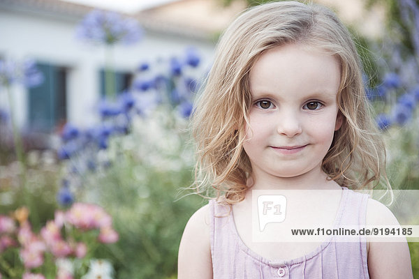 Kleines Mädchen lächelt im Freien  Portrait