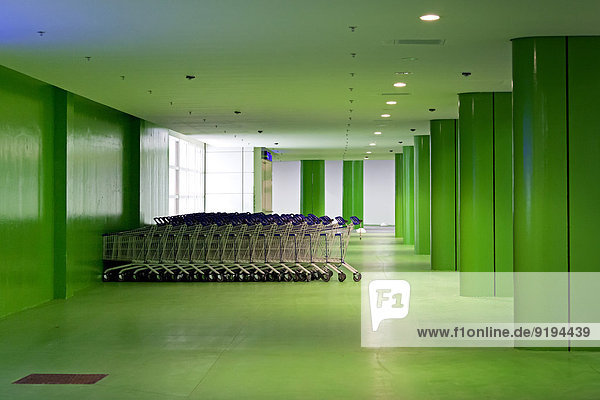 Einkaufswagen im bunten Parkhaus Saint-Herblain Loire-Atlantique Frankreich