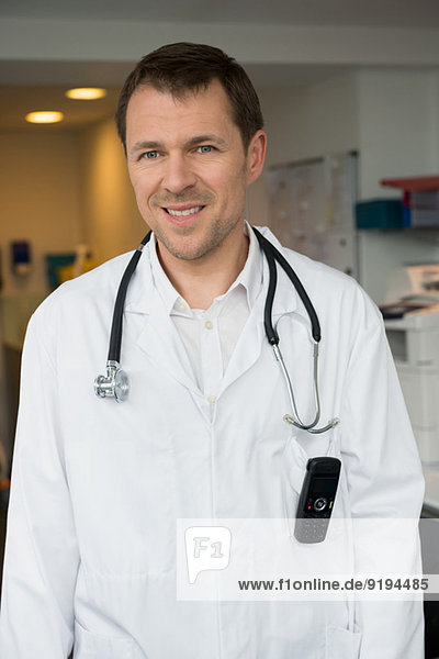 Porträt eines im Krankenhaus lächelnden Arztes