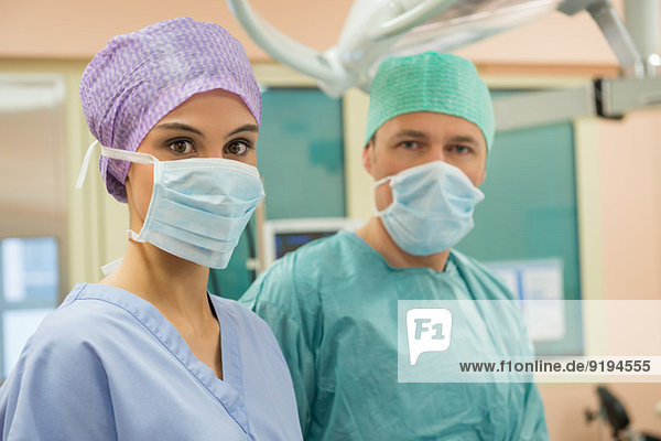Krankenschwester und Chirurg im Operationssaal