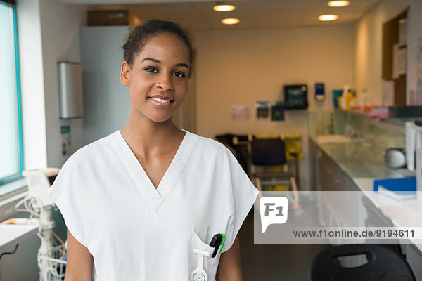 Porträt einer Krankenschwester lächelnd im Schwesternbüro