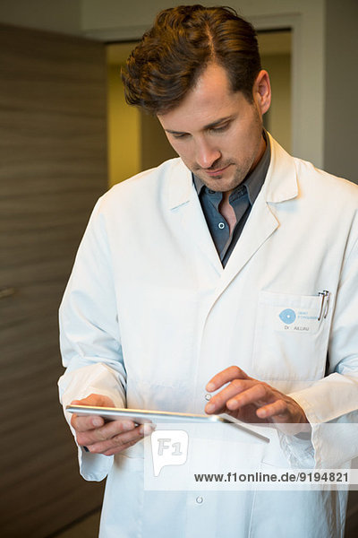 Arzt mit digitalem Tablett