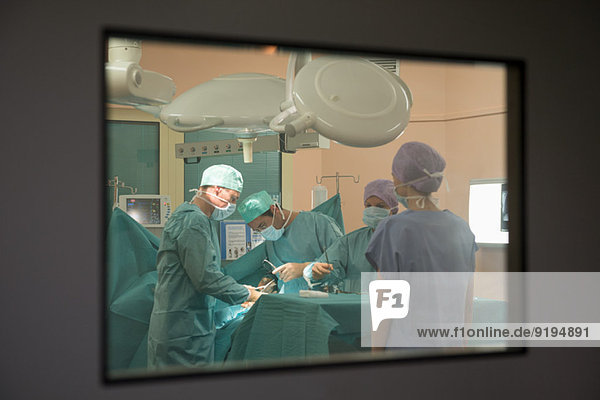 Medizinisches Team,  das einen Patienten in einem Operationssaal operiert