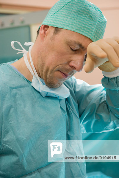 Chirurg im Operationssaal nach einer Operation
