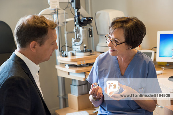 Optikerin im Gespräch mit Patientin in der Klinik
