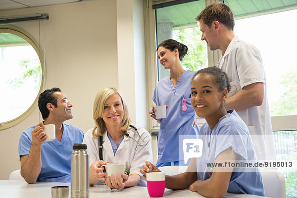 Ärzte und Krankenschwestern bei der Kaffeepause in der Krankenhauskantine