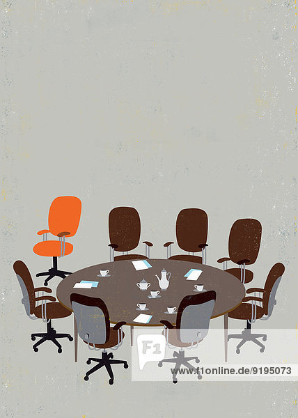 Oranger Bürostuhl steht abgesondert von leeren braunen Bürostühlen um einen Konferenztisch