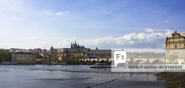 Moldau mit Karlsbrücke  Karl?v most  dahinter Prager Burg  UNESCO Weltkulturerbe  Prag  Tschechische Republik