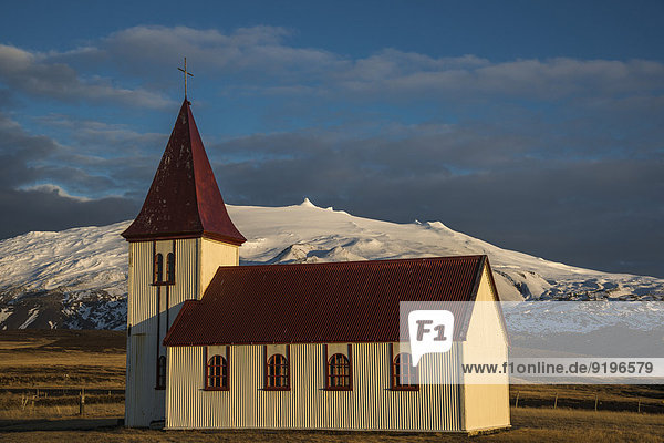 Kirche von Hellnar  hinten Snaeffelsjökull  Snaefellsness  Vesturland  Island