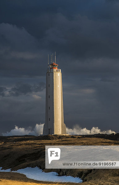 Malariff-Leuchtturm mit Brandung der Atlantikküste,  Snaefellsness-Halbinsel,  Vesturland,  Island