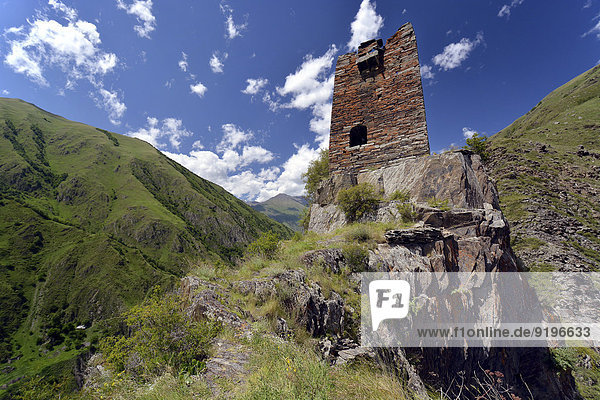 Ruine eines mittelalterlichen Wehr- und Wohnturmes auf einem Gipfel  Muzo  Hoher Kaukasus  Region Mzcheta-Mtianeti  Georgien