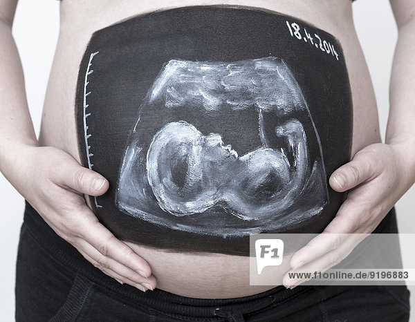 Schwangere Frau mit Ultraschallbild-Bodypaint auf dem Bauch