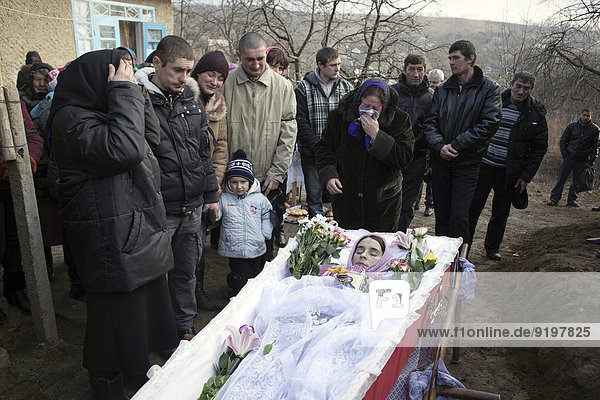 Patientin hinter Armut arm arme armes armer Bedürftigkeit bedürftig jung 1 Tochter Begräbnis Moldawien alt Jahr