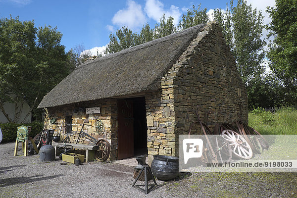 Die alte Schmiede  Museumstorfdorf Kerry Bog Village Museum  Kerry  County Kerry  Irland