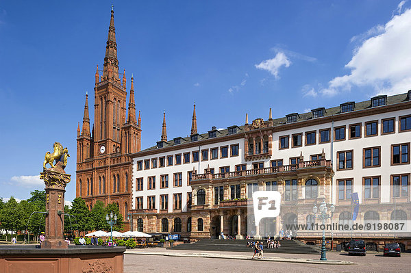 Marktbrunnen  neugotische Marktkirche  Neues Rathaus  Schlossplatz  Wiesbaden  Hessen  Deutschland