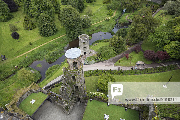 Bergfried und Park von Blarney Castle  County Cork  Irland