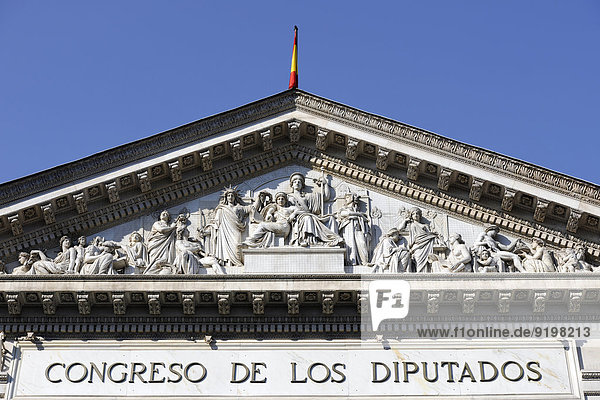 Giebelfeld am Parlamentsgebäude  gestaltet 1864 von Ponciano Ponzano  Abgeordnetenhaus Congreso de los Diputados  Teil des Parlaments Cortes Generales  Madrid  Spanien