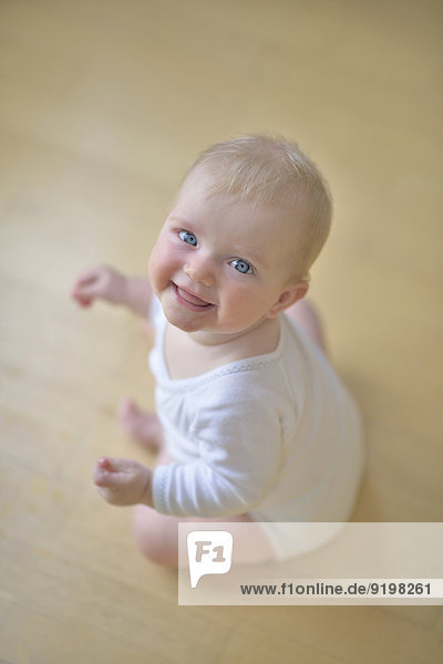 Baby  7 Monate  lächelnd