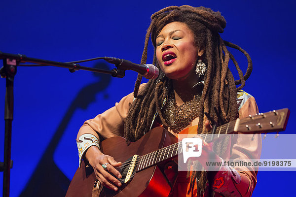 Die amerikanische Singer-Songwriterin Valerie June  live beim Blue Balls Festival  Luzern  Schweiz