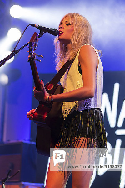 Die junge schottische Singer-Songwriterin Nina Nesbitt  live beim Blue Balls Festival  Luzern  Schweiz
