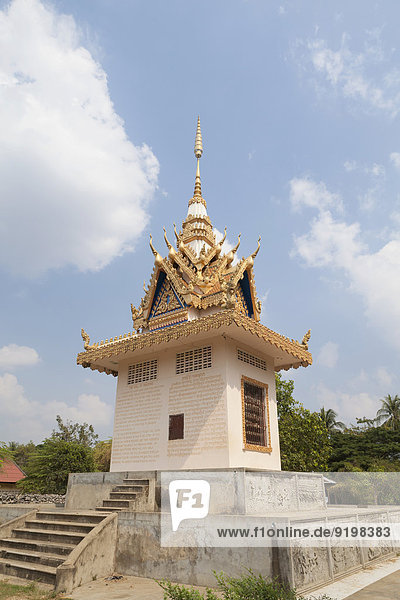 Monument zum Gedenken an die Opfer der Roten Khmer  Wat Samrong Knong Tempel  bei Battambang  Kambodscha