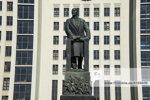 Wohnhaus frontal Quadrat Quadrate quadratisch quadratisches quadratischer Statue Manager Weißrußland Unabhängigkeit Lenin