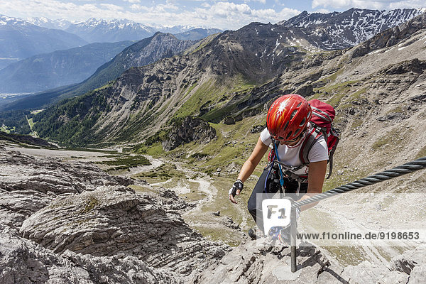 Bergsteiger beim Aufstieg über den Imster Klettersteig auf den Maldonkopf in den Lechtaler Alpen  hinten das Vordere Alpjoch mit der Bergstation des Sessellifts  Hochimst  Imst  Tirol  Österreich