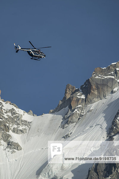 Hubschrauber der Gendarmerie im Einsatz vor Mont Blanc Massiv  Chamonix-Mont-Blanc  Haute Savoie  Rhône-Alpes  Frankreich