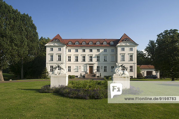 Hauptfassade mit Parkanlage von Schloss Wedendorf  1679 gebaut  1810 im klassizistischem Stil umgebaut  heute Hotel  Wedendorf  Mecklenburg-Vorpommern  Deutschland