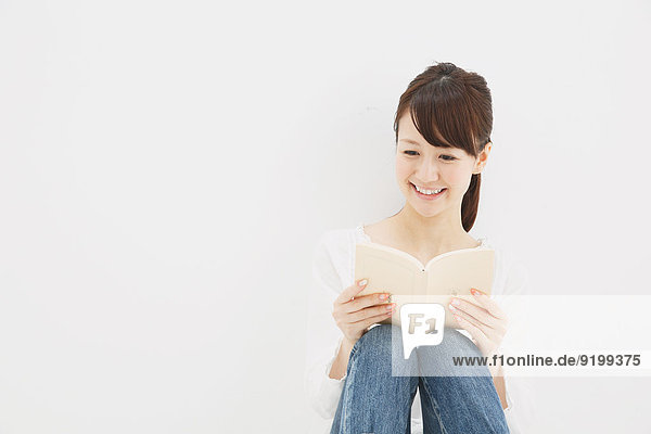 junge Frau junge Frauen Buch weiß Hemd Hintergrund Jeans Taschenbuch japanisch
