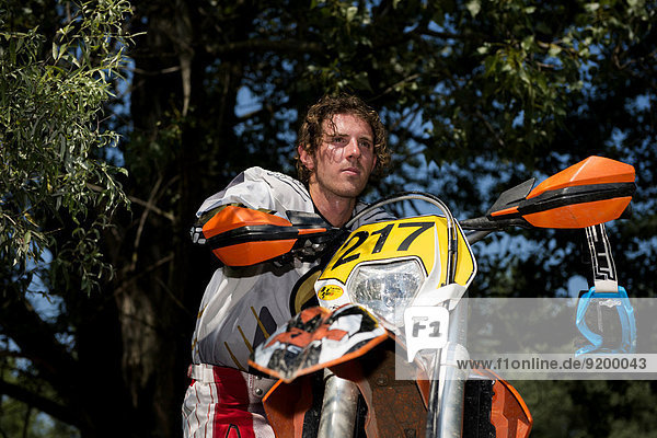 Mann Entspannung Ländliches Motiv ländliche Motive jung nebeneinander neben Seite an Seite Motocross