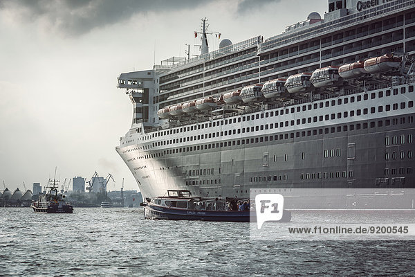 Kreuzfahrtschiff Queen Mary 2  Hamburger Hafen  Hamburg  Deutschland  Europa